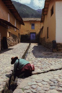 WOMAN IN OLLANTAYTAMBO